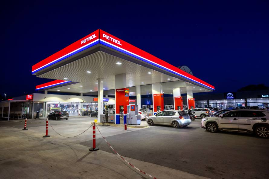 Pula: Automobili na benzinskim pumpama uoči sutrašnjeg poskupljenja benzina