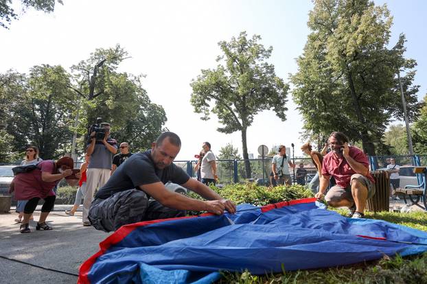 Zagreb: U znak protesta postavio šator ispred Klinike za dječje bolesti u Klaićevoj