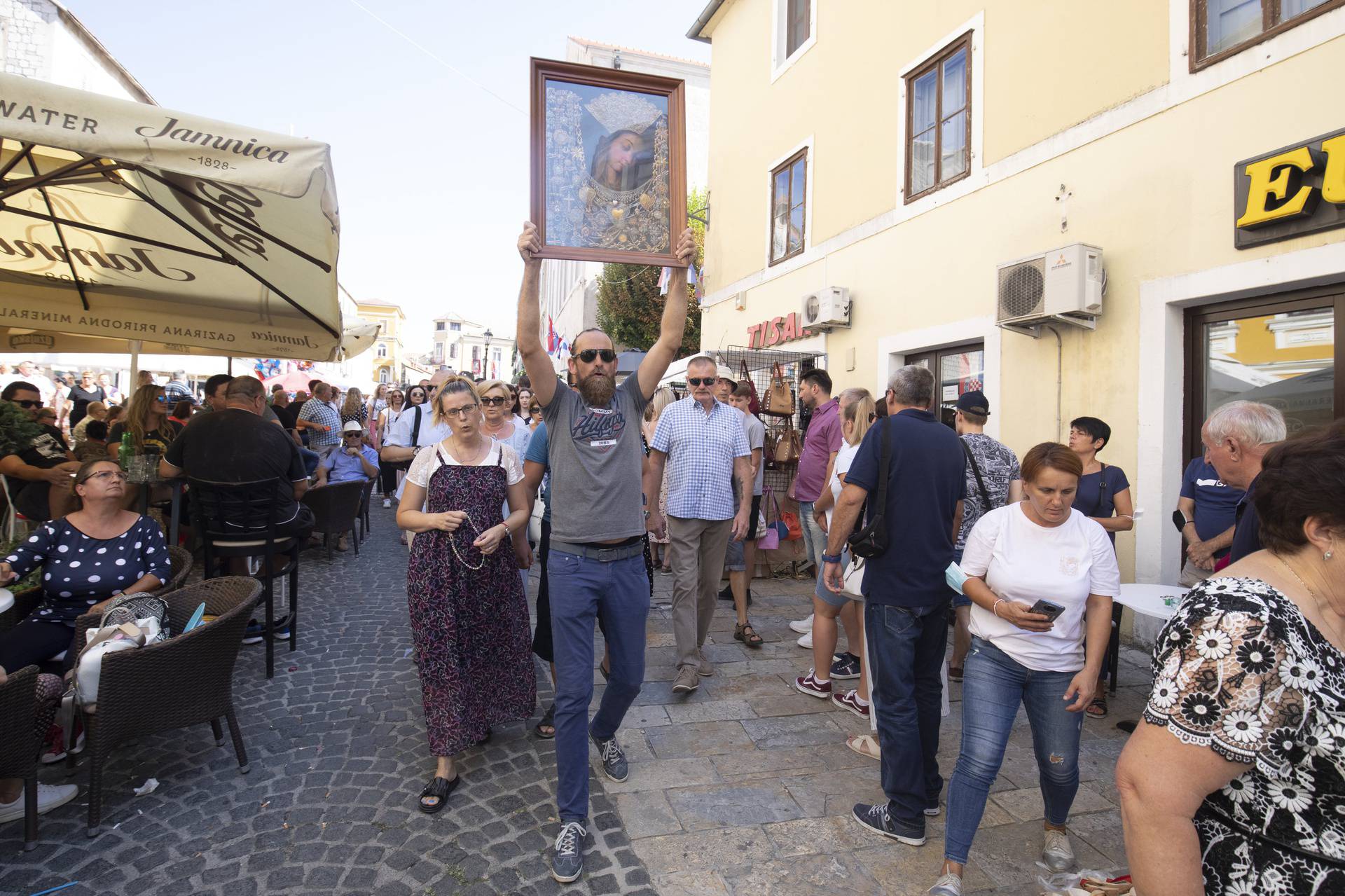 Sinj: Muškarac poveo procesiju ispred svetišta Gospe Sinjske iako je ona otkazana zbog koronavirusa