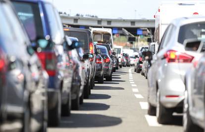 Kolona na Bregani 10 km, na ulaz u Hrvatsku čeka se 4 sata