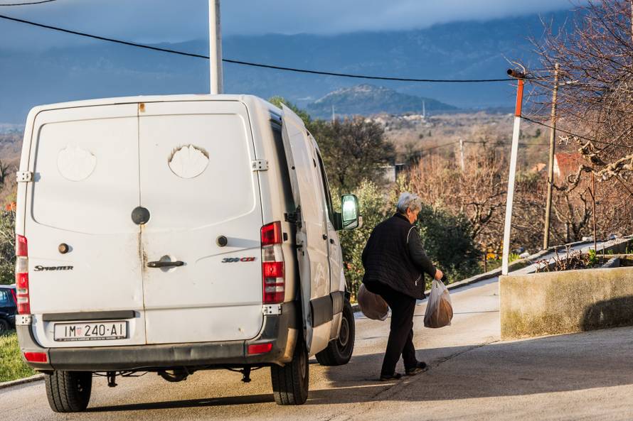 Katuni Kreševo: Reportaža o dostavi kruha u malenim zaselcima Dalmatinske zagore