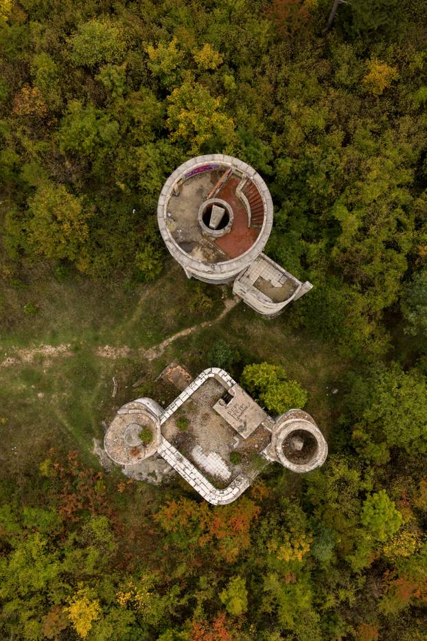 Pogled iz zraka na najpoznatiji sarajevski opservatorij Bistrik kula na Trebeviću