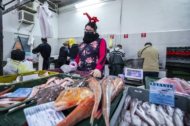 Split: Brojni Splicani na ribarnici kupuju svjezu ribu pred Badnjak