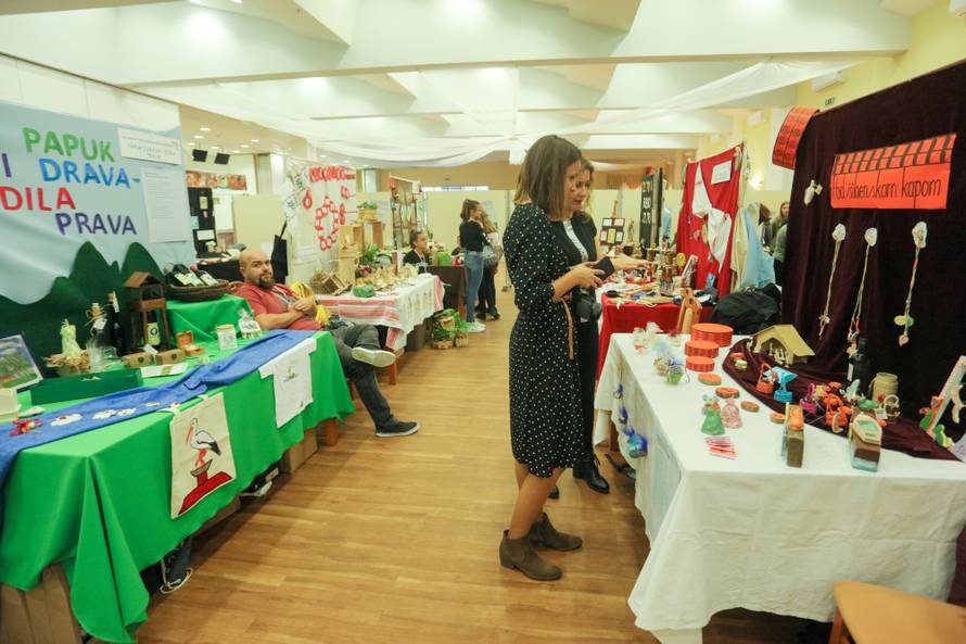 Mali zadrugari izrađuju torbice od komušine i pčelinji melem