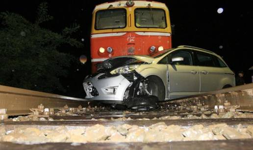 Nalet vlaka na auto: Zapeo je između šina, ljudi su se spasili