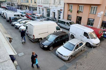 FOTO Kaos u Zagrebu, ulica u samom centru zakrčena autima: 'Kako uopće uspiju izaći otud?!'