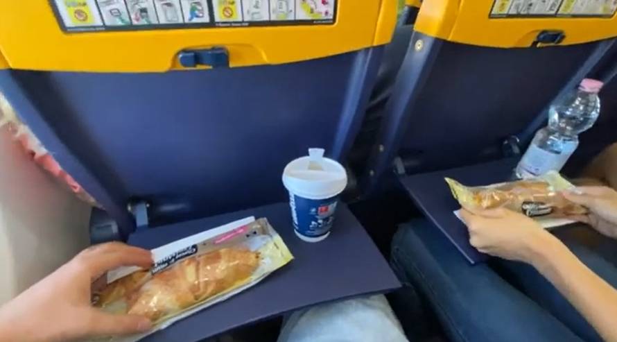 Youtuber šokiran zbog cijena u avionu: 'Doručak me koštao više od karte. Kava je 3 eura'