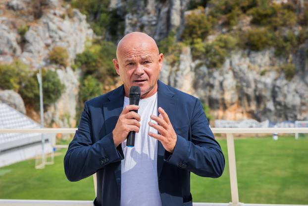 Imotski: Otkriven spomenik Mati Parlovu ispred stadiona Gospin Dolac