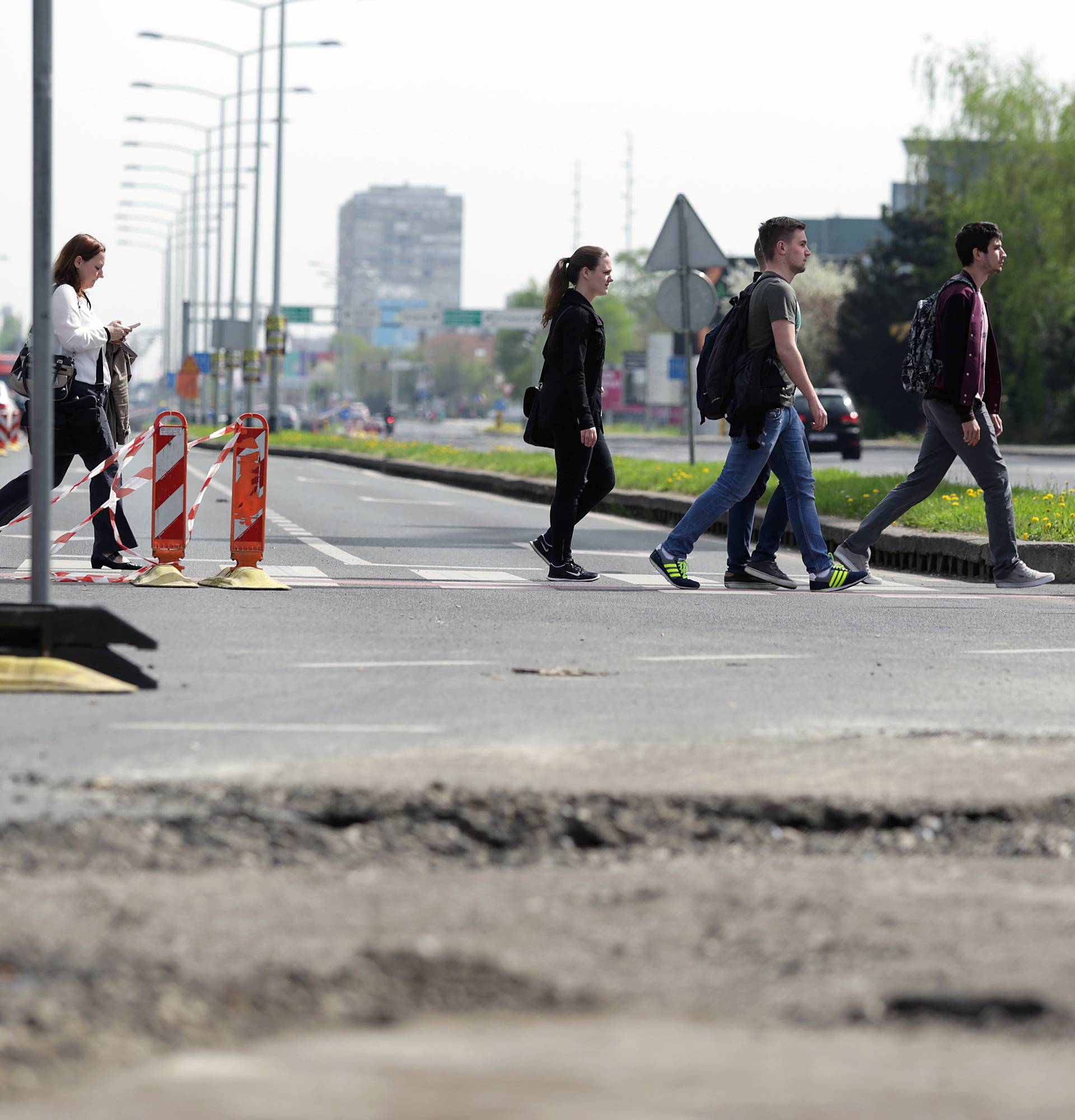 Sanacija napreduje: Radnici zatrpali rupu na Slavonskoj