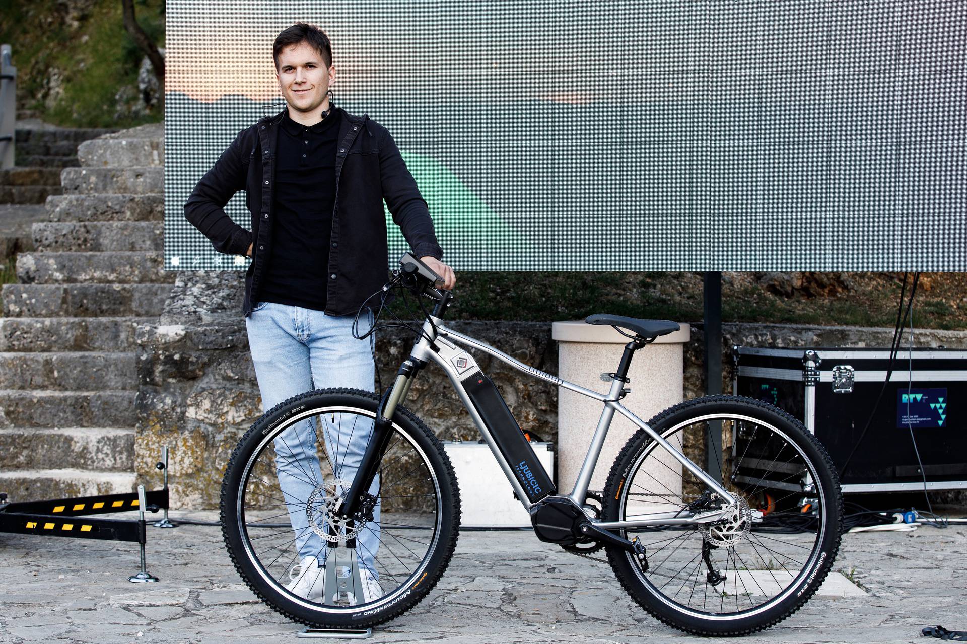 Student iz Imotskog izumio je električni bicikl koji vozača upoznaje sa zanimljivostima