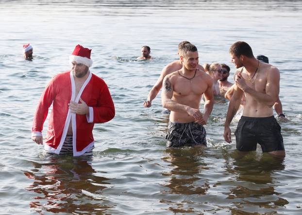 Šibenik: Tradicionalno novogodišnje kupanje na gradskoj plaži Banj