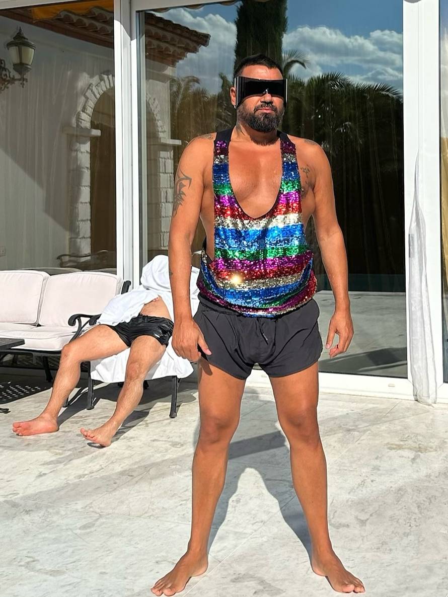 FOTO Ima pjesmu sa Severinom, stavio silikone u prsa, presadio i dlake: Ovako se mijenjao Azis