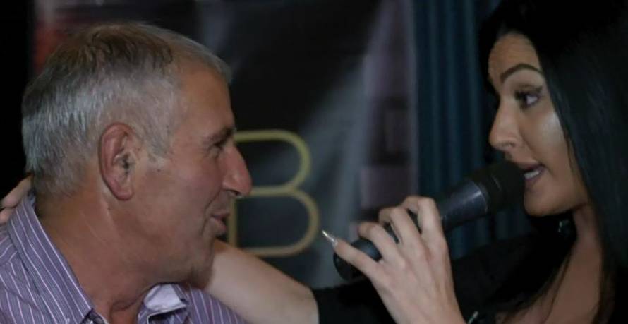 Duško Moreni 'podario' zlatnu WC školjku pa s njom zapjevao