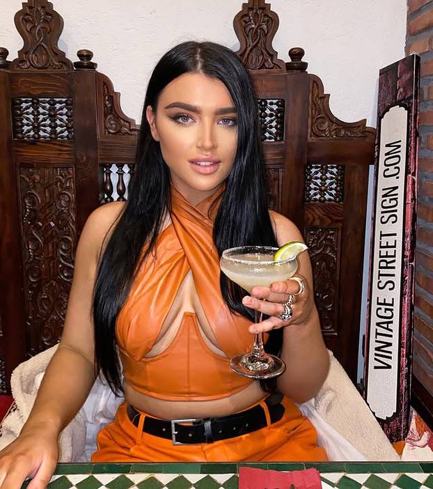 FOTO Istaknula je grudi za Dan zaljubljenih pa ju izvrijeđali: 'Slomila me tolika mržnja'