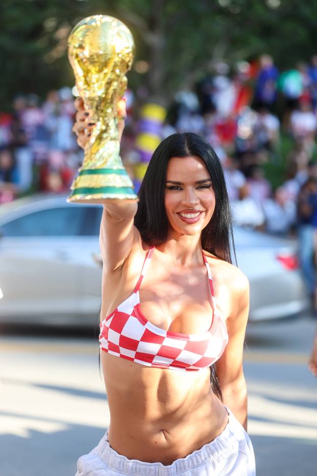 SP 2026 Dallas: Ivana Knoll na povorci hrvatskih navijača u Dallasu uoči utakmice Engleske i Hrvatske na Svjetskom prvenstvu