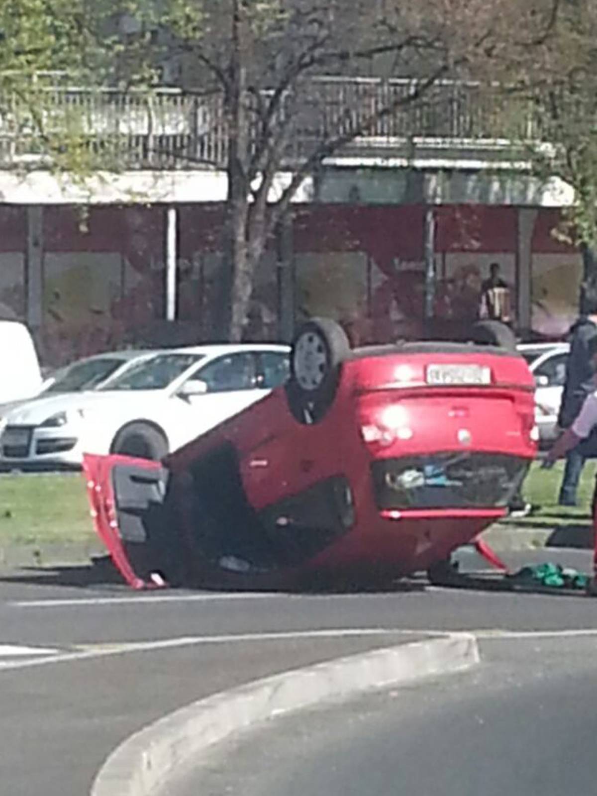 Auto se u sudaru prevrnuo na krov, jedna osoba je ozlijeđena