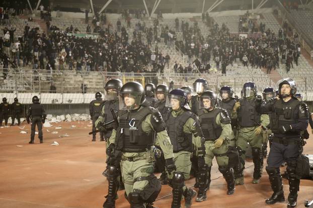 Kaos na Poljudu: Torcida upala na teren, igrači pobjegli u tunel! Specijalci tjerali huligane