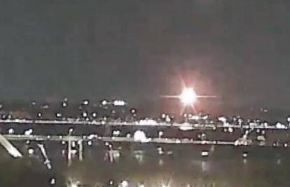 VIDEO Nadzorna kamera snimila trenutak sudara aviona i Black Hawka. Izvlače tijela iz rijeke