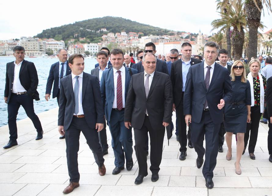 Kerum kao Papa pratio misu s prozora, stigao je i Plenković