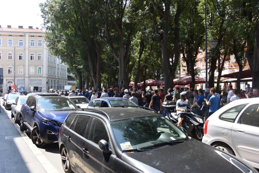 Pula: Grupa Å¡trajkaÅ¡a proÅ¡la gradskim ulicama