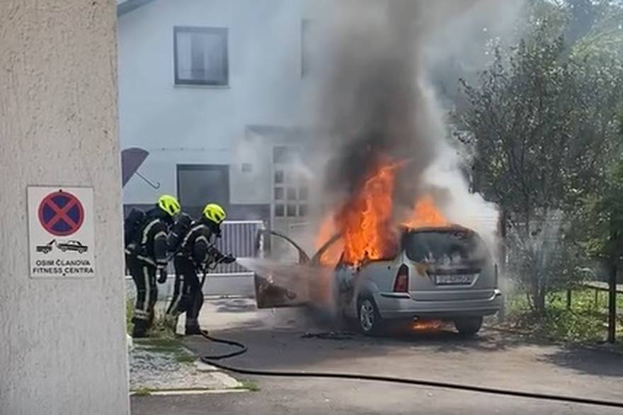 Po&zcaron;ar auta u Sesvetama