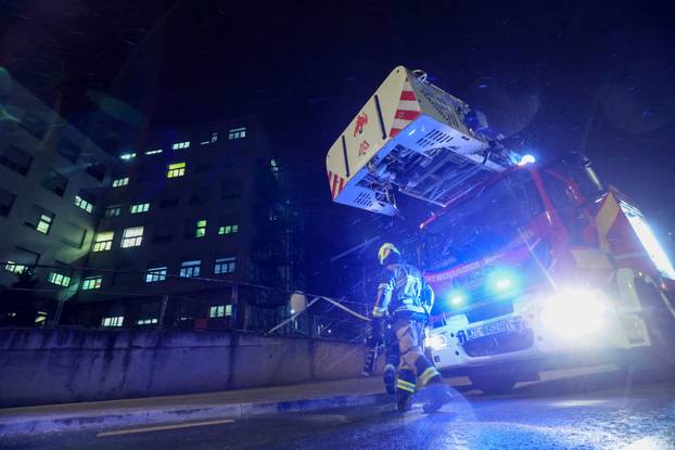 Zagreb: Dio fasade hitnog prijema KBC Zagreb odvojio se uslijed jakog vjetra