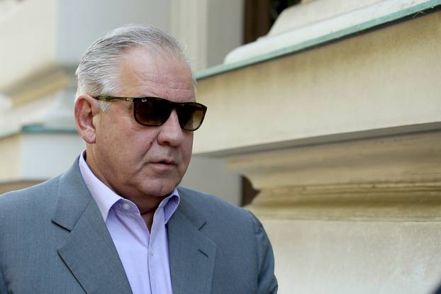 FOTO Ćaća je izašao iz zatvora: Uspon i pad bivšeg premijera, iza rešetaka proveo 10 godina