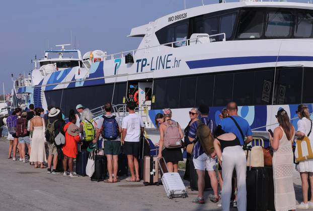 Split: Velik broj putnika odlazi katamaranima na otoke