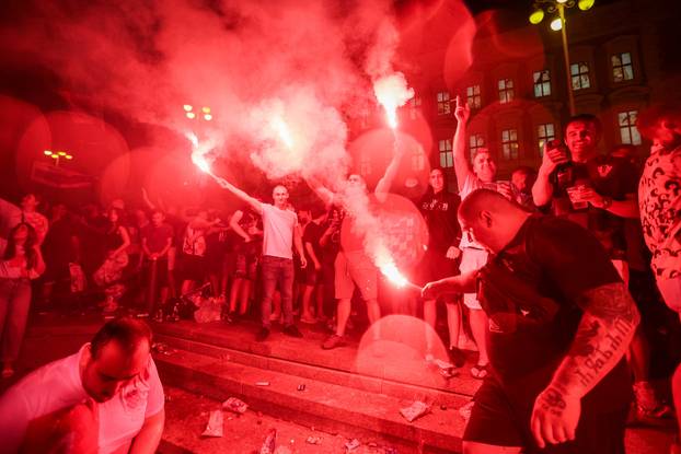 Zagreb: Slavlje navijača na trgu nakon pobjede Hrvatske