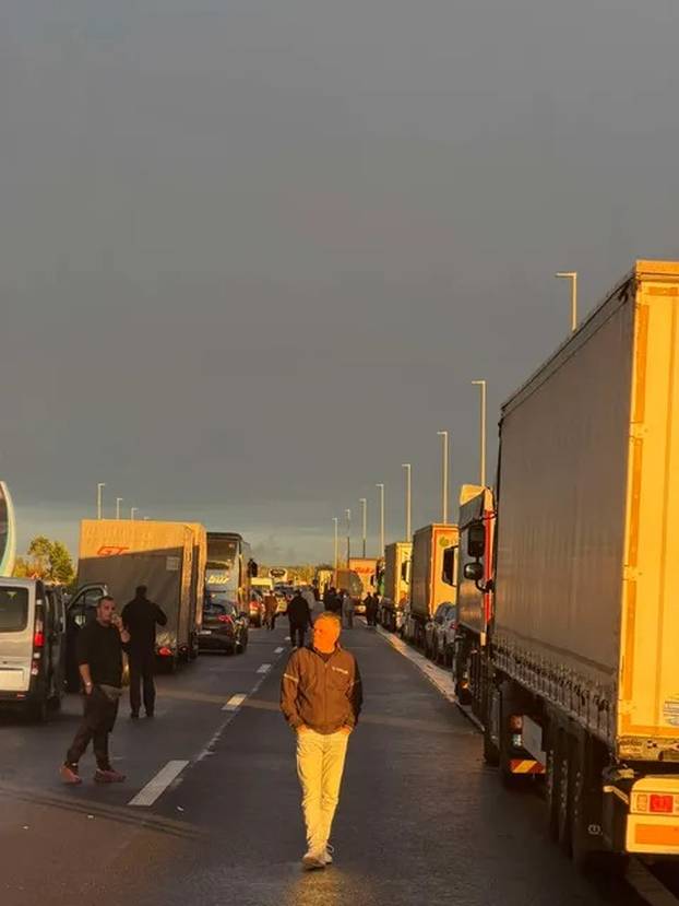 Pogledajte kaos na A3 zbog prevrnutog kamiona: Čekamo satima. Možda dočekamo jutro