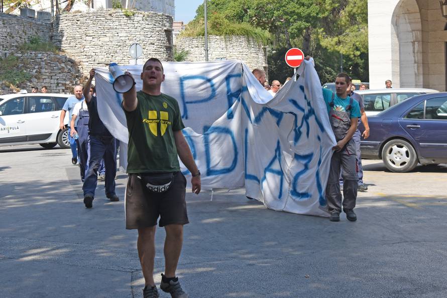 Pula: Grupa Å¡trajkaÅ¡a proÅ¡la gradskim ulicama