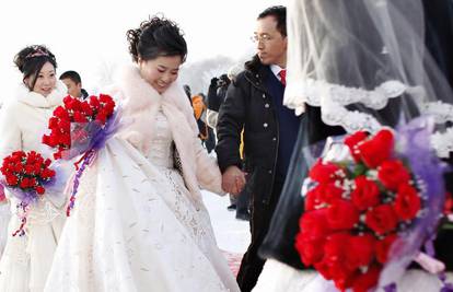 Na festivalu snijega i leda vjenčalo se 28 parova
