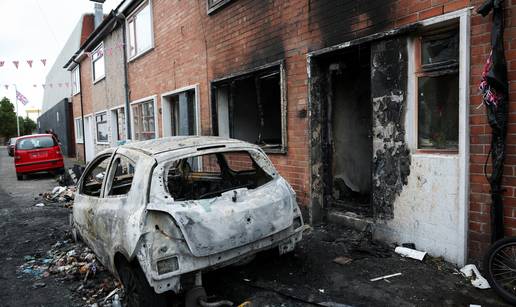 Migrant poku&scaron;ao Ircu odrezati glavu. Bijesna rulja zapalila dio grada. Evo kako izgleda Belfast