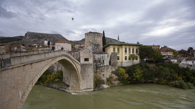 Mostar: Nabujala Neretva potopila  je plato ispod Starog mosta