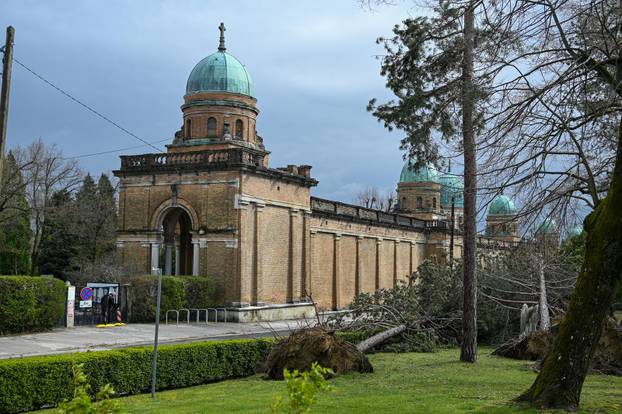 Zagreb: U nevremenu teško oštećeno gradsko groblje Mirogoj