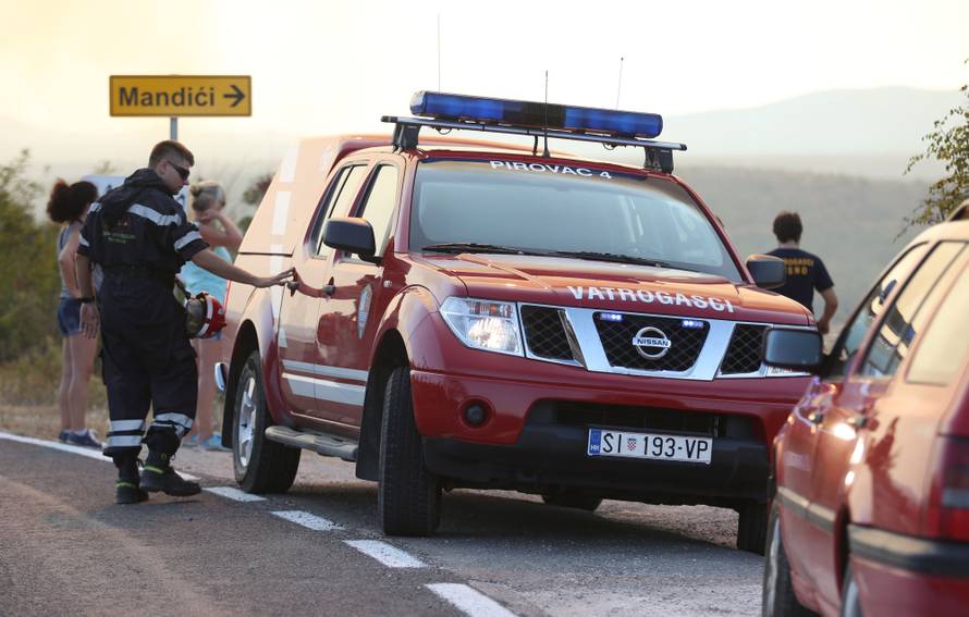 U Đevrskama obranjene kuće, ali jak vjetar i dalje nosi vatru