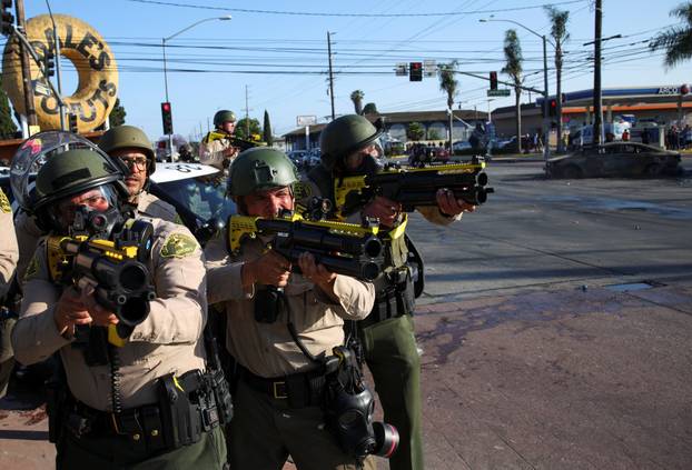 Chaos on the streets of Los Angeles: Protests for raids, the Garda arrived, will Marine come?
