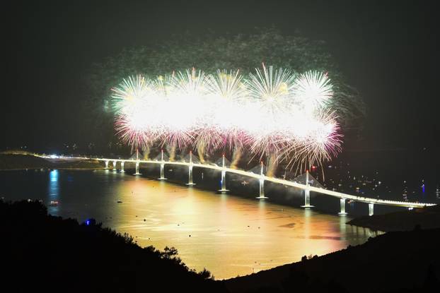 Vatromet nakon svečanosti otvorenja Pelješkog mosta