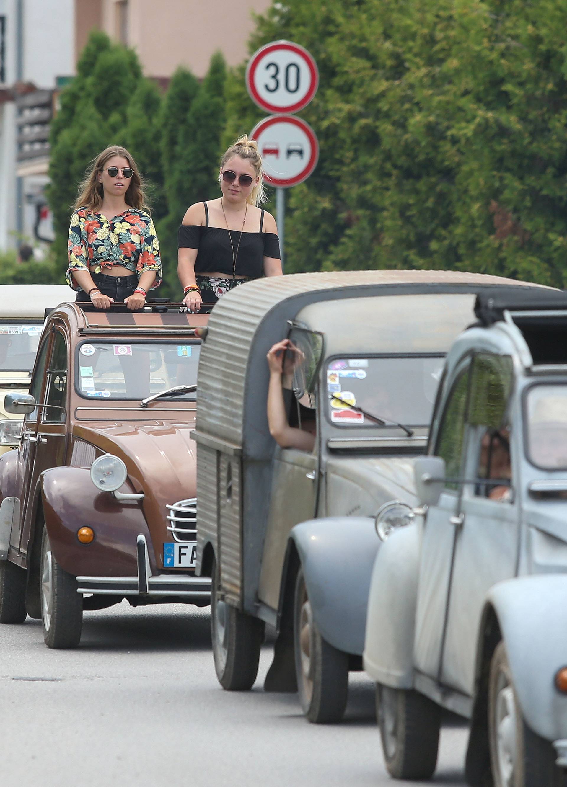 Defile stotinjak SpaÄeka i njihovih vlasnika kroz grad Samobor