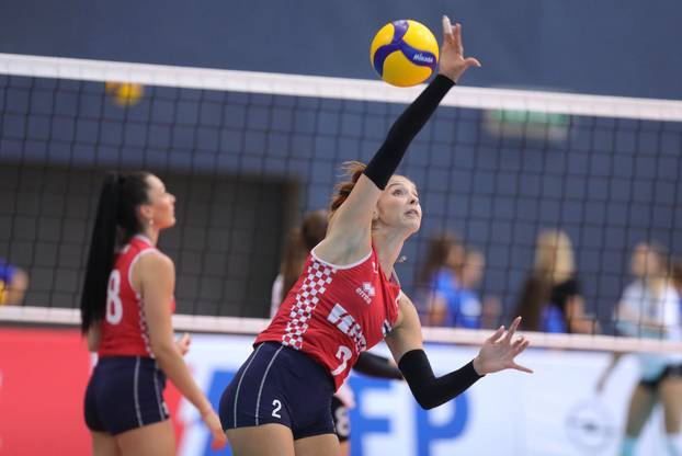 Zagrijavanje odbojkašica uoči početka susreta Hrvatske i Kosova u kvalifikacijama za odlazak na Europsko prvenstvo