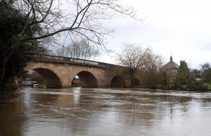 Eynsham: Most star 242 godine prodan na aukciji