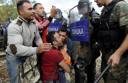 Kaotično u Makedoniji: Policija suzavcem rastjeruje izbjeglice