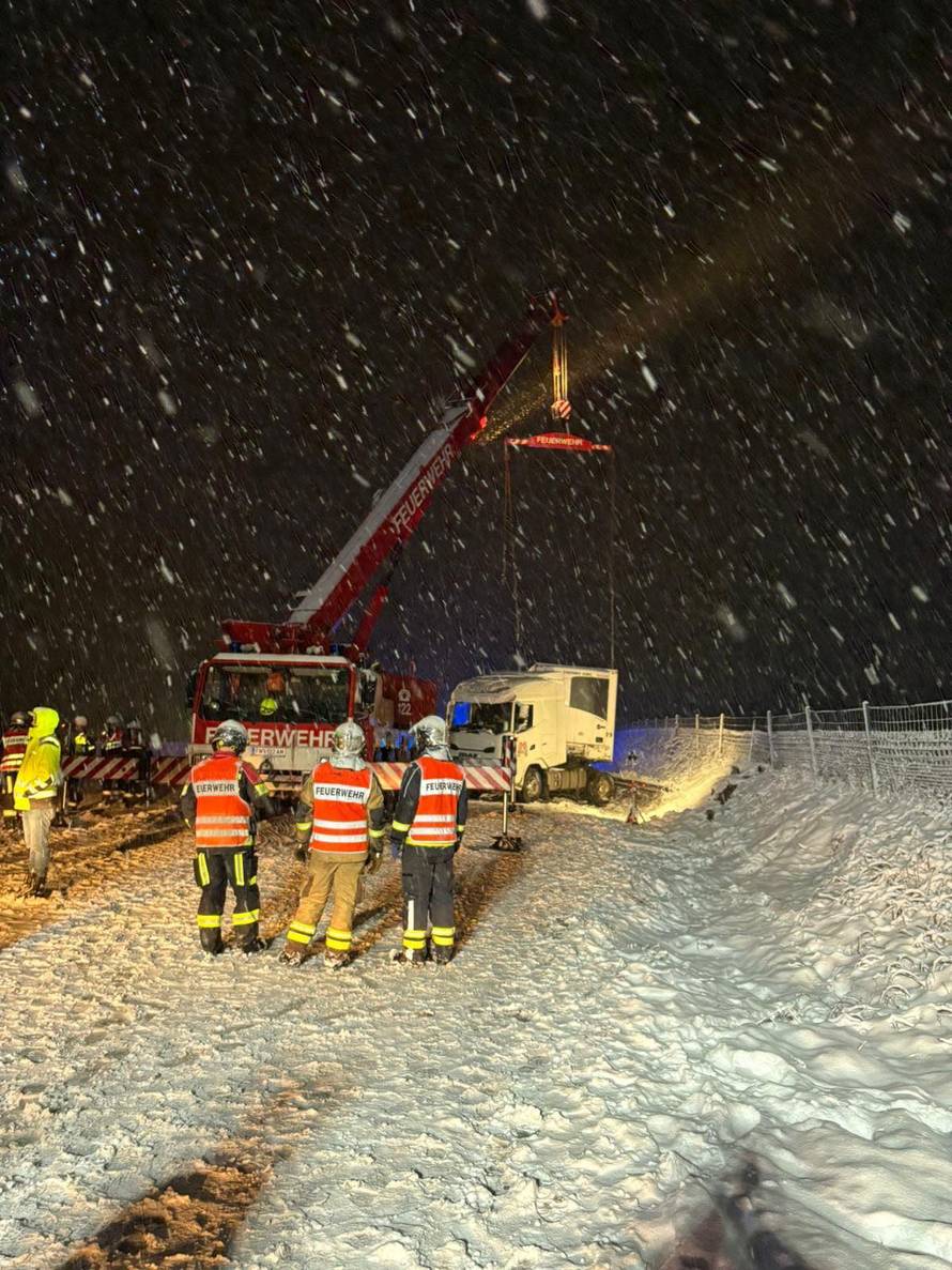 FOTO Snježni kaos paralizirao Austriju, zatvorili aerodrom u Beču, 30.000 kuća bez struje