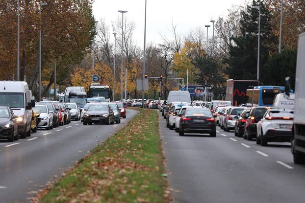 Zagreb: Velike gužve zbog zatvaranja prometnica u blizini zgrade Vjesnika