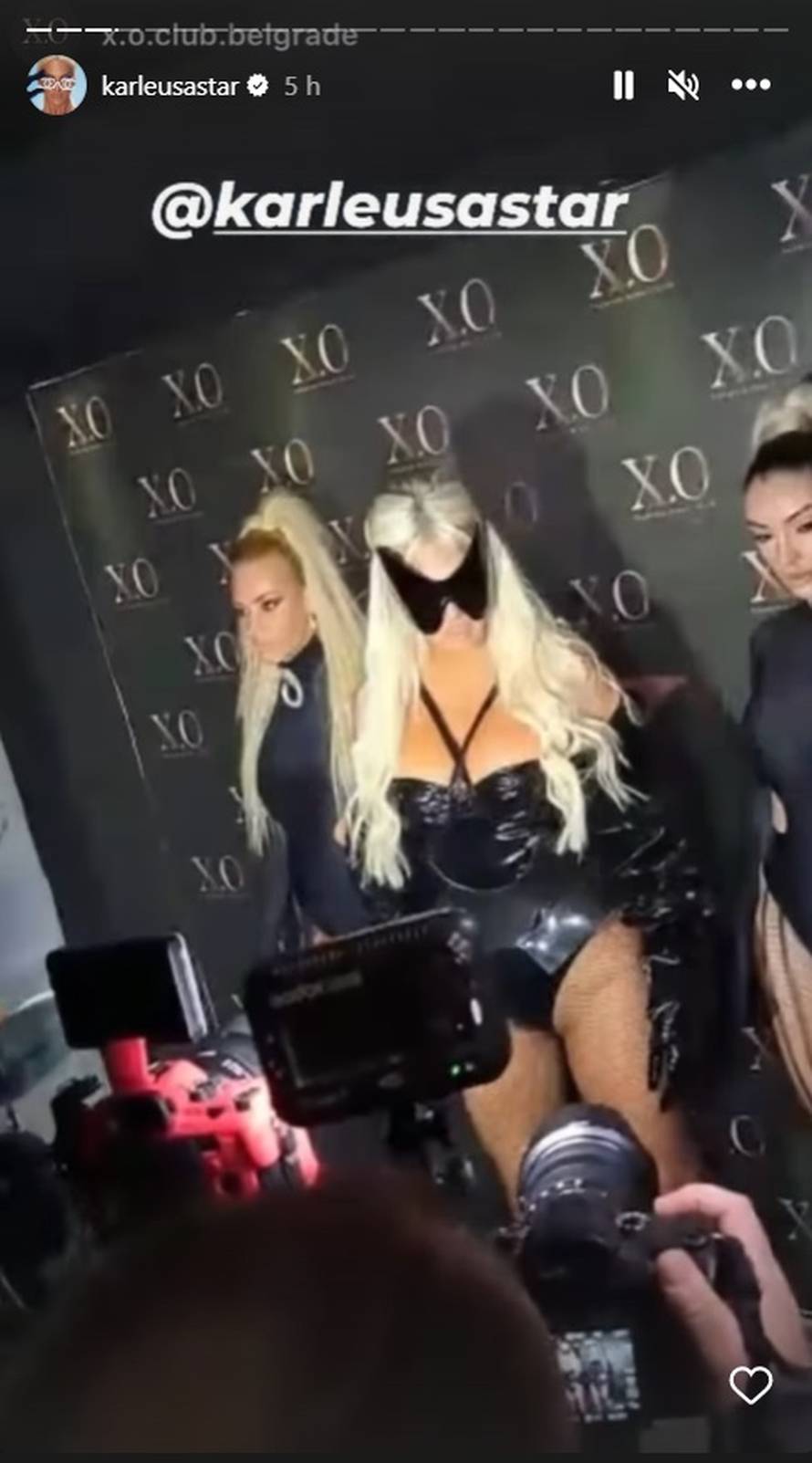 Karleuša u Beogradu nastupala s naočalama koje su joj prekrile lice, spomenula i supruga Duška