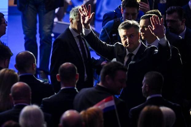 Zagreb: Premijer Andrej Plenković uz pjesmu "Eye of the tiger" ušao u KD Lisinski