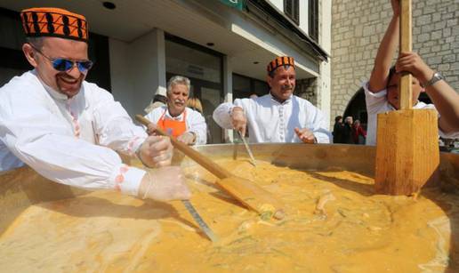 U Šibeniku poslužili fritaju od 5000 jaja  i čak 40 kg pancete