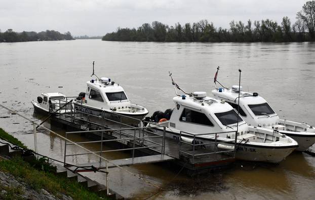 Slavonski Brod: Zbog obilnih kiša naglo raste vodostaj Save