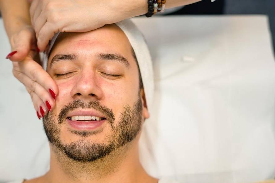 Muž Doris Pinčić 'licka' se u salonu: Jesam li manji frajer?