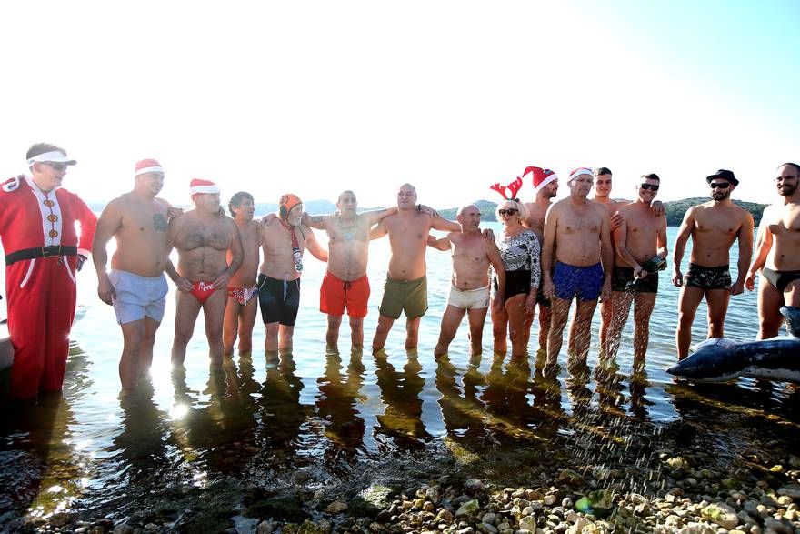 Novogodišnje kupanje na plaži Banj